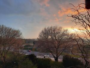 Jacquelien 03 Ondergaande zon botst met regenbui